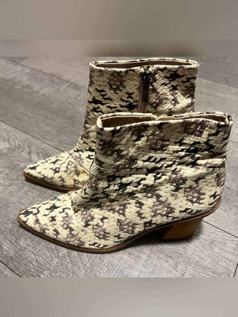 1.STATE Kelte Pointed Toe
Booties
"Roccia" snakeskin print Size 8
